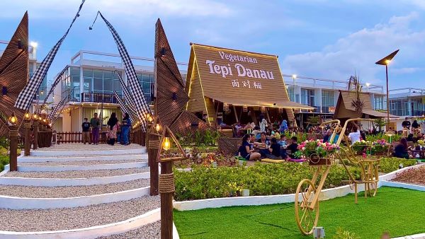 Angkringan Tepi Danau Batam